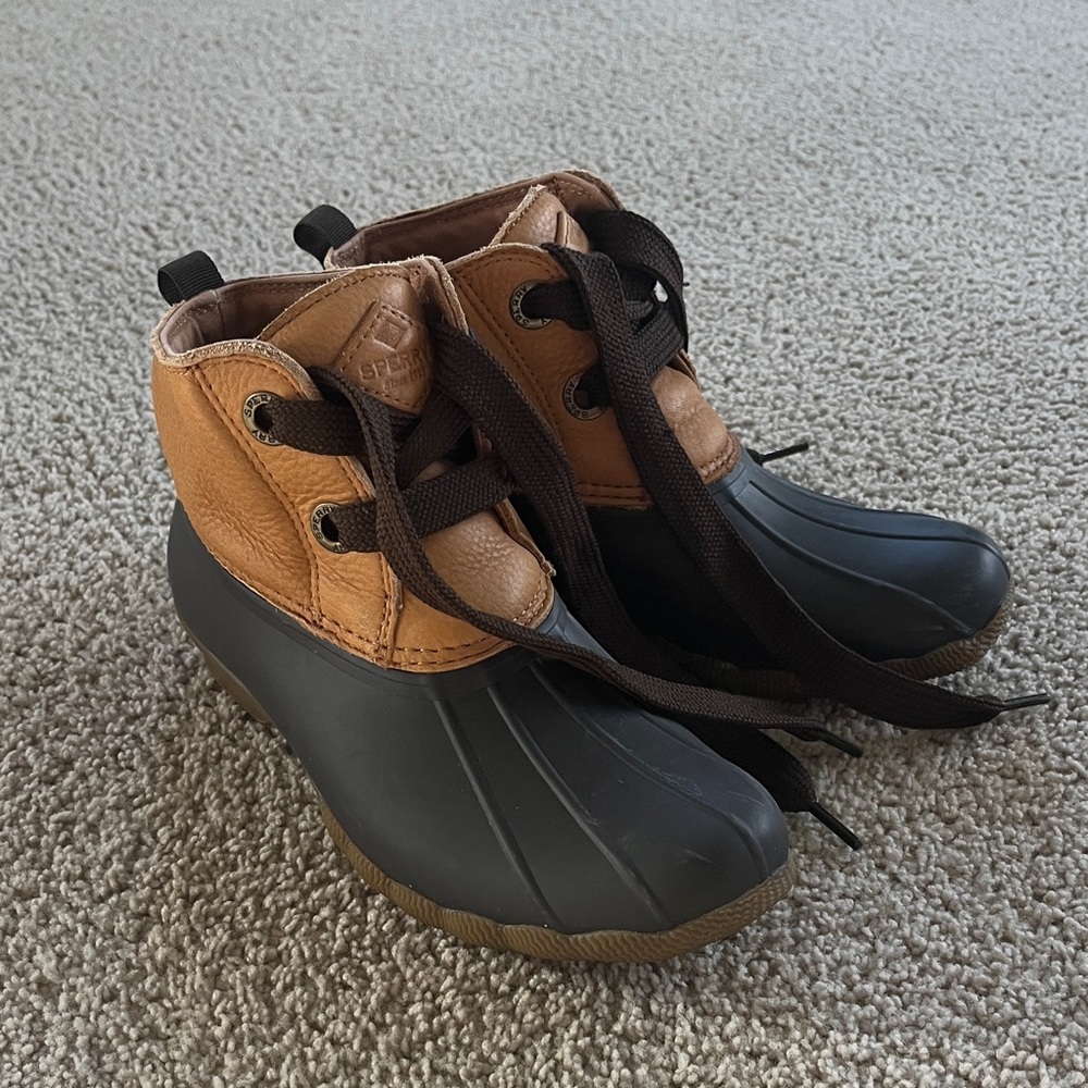 Sperry women’s Two-Tone Duck Boots size 6, ribbon tie